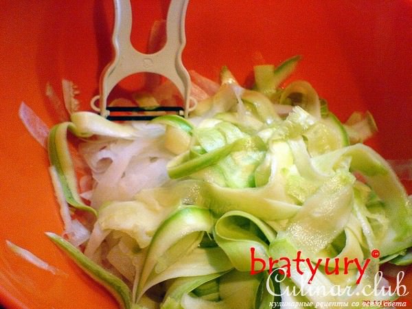 Салат из дайкона и кабачка