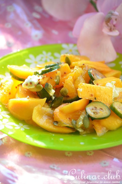 Салат с хурмой, мандаринами,свежим козьим сыром и дижонской горчицей
