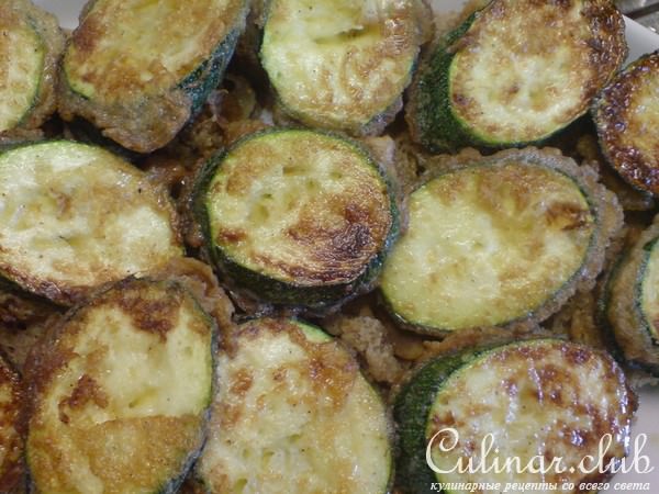 Слоёный салат из цельнозернового хлеба,жареного цуккини и помидорок