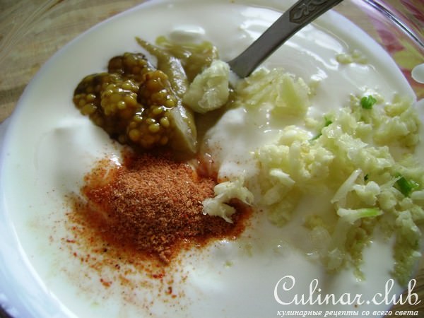 Летний салат из цветной капусты с курицей и пикантной заправкой.