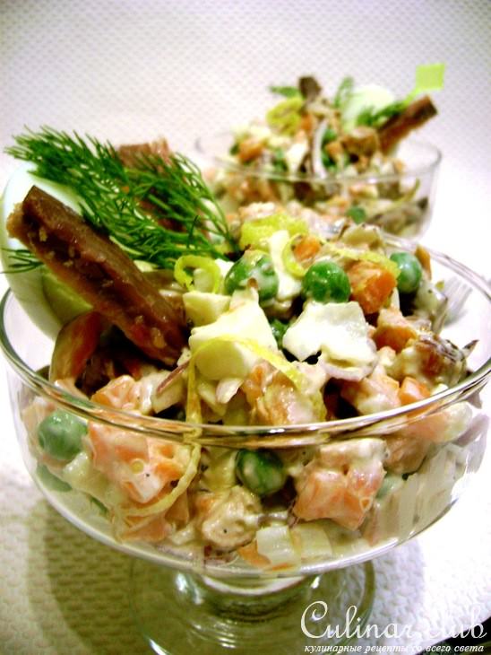 Салат с рыбой горячего копчения и овощами.