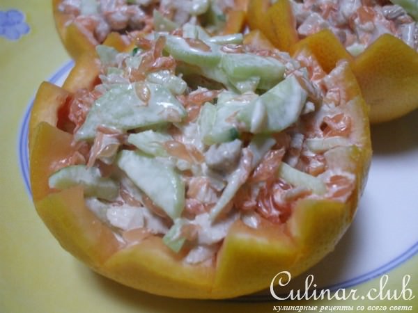 Салат с куриным филе и огурцами в апельсине