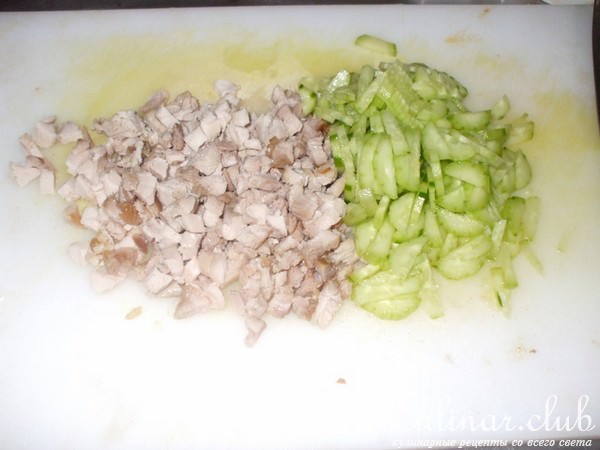 Салат с куриным филе и огурцами в апельсине