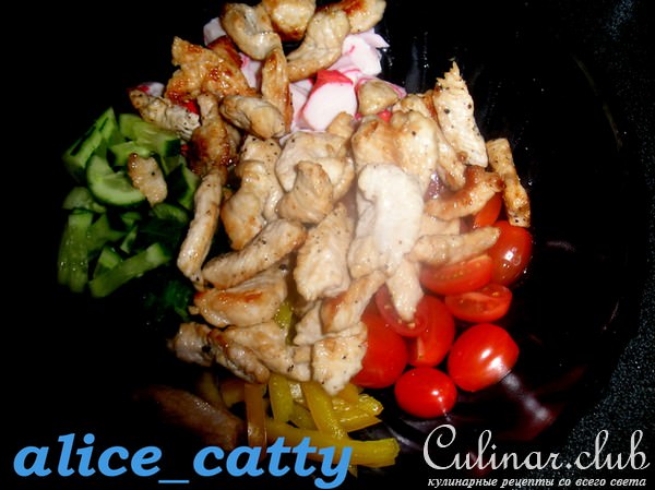 САЛАТ С КРАБОВЫМ МЯСОМ И ИНДЮШКОЙ
