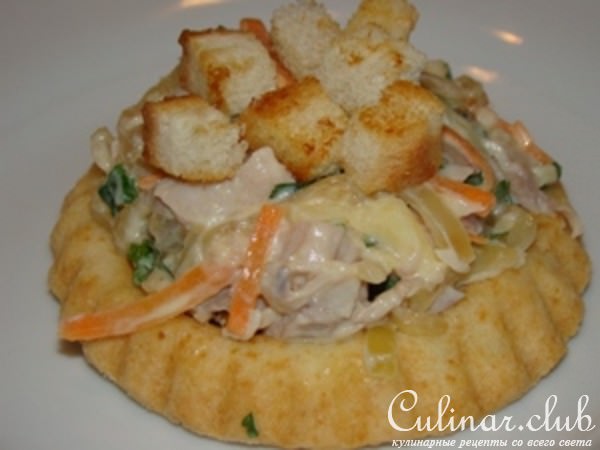 Куриный салат с крутонами