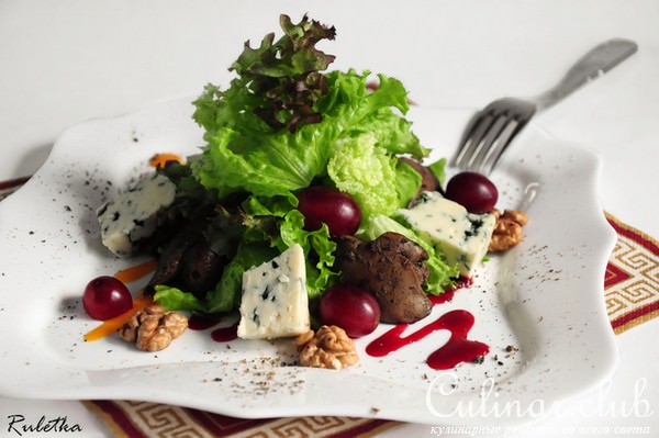 Салат с куриной печенью фламбе, фенхелем и виноградом "La Dolce Vita".