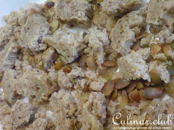 Слоёный салат из цельнозернового хлеба,жареного цуккини и помидорок