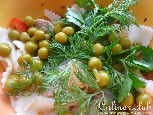 Салат с курицей, овощами и макаронами =))