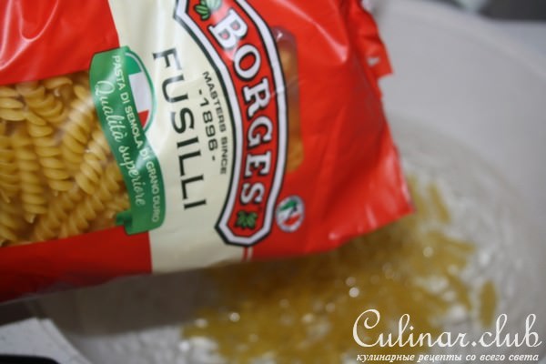 Салат из Fusilli Borges, куриной грудки-гриль, маслин и мягкого сыра