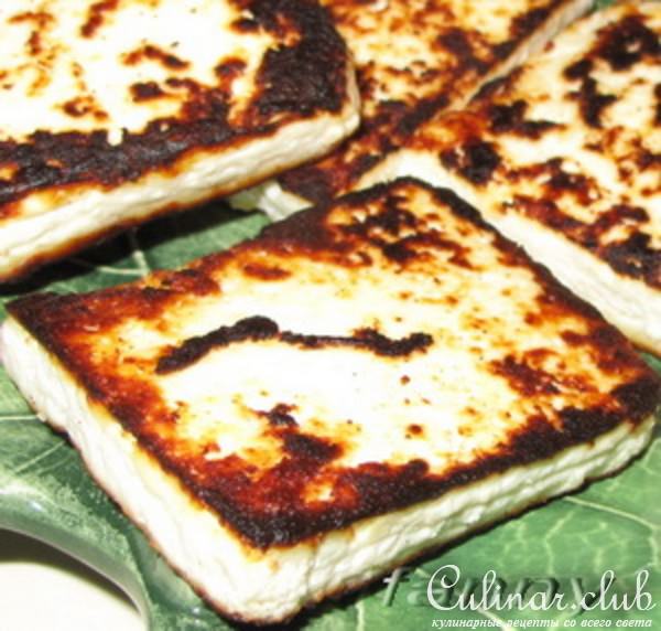 Салат из куриной печенки с персиком и жареным сыром