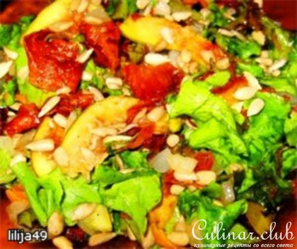 Салат с инжиром, семечками и чипсами из батата