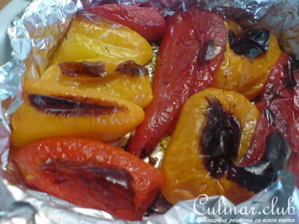 Салат из печёных перцев,зелёной фасоли,шампиньонов и брынзы