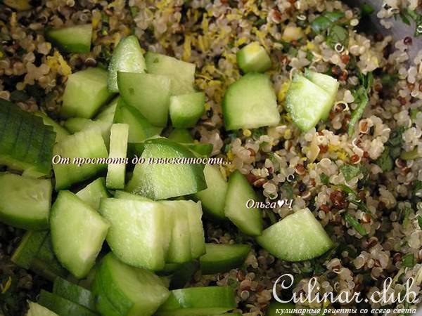 Мятный салат из киноа с зеленью, тахиной и тыквенными семечками