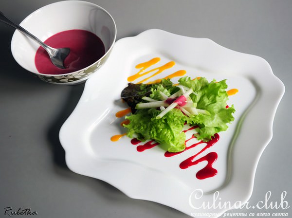 Салат с куриной печенью фламбе, фенхелем и виноградом "La Dolce Vita".