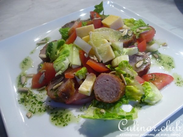 Теплый салат с колбасками и сыром