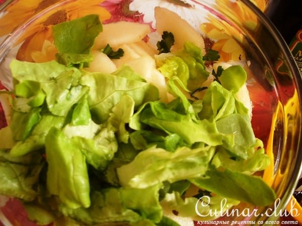 Сочный салат из груши с фундуком и сельдереем.