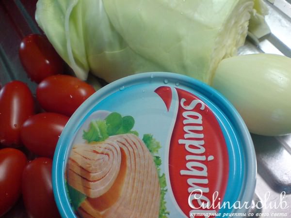 Салат из молодой капусты,тунца и помидорок