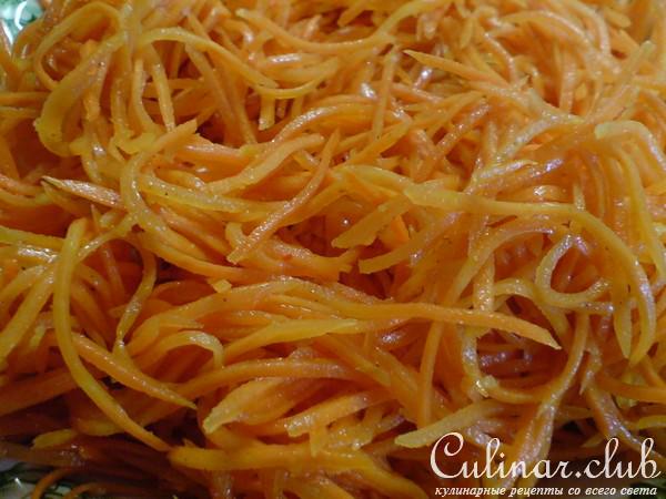 Салат из запечённого перца,"корейской" моркови и копчёной индейки. 