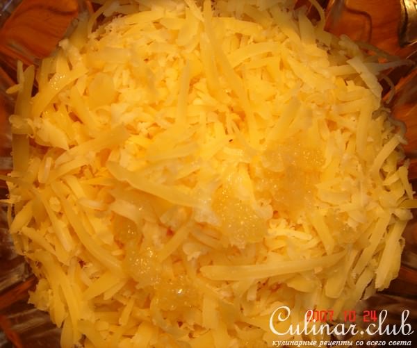 Салат сырный с ананасами
