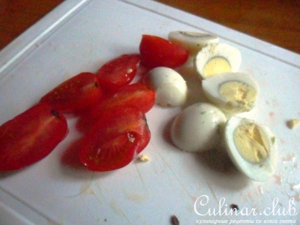 Салат с тунцом, нутом и перепелиными яйцами