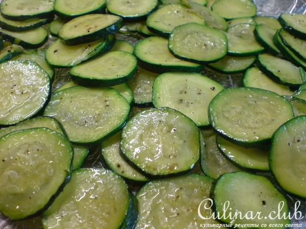 Салат из цуккини,сыра и миндаля под мятным соусом