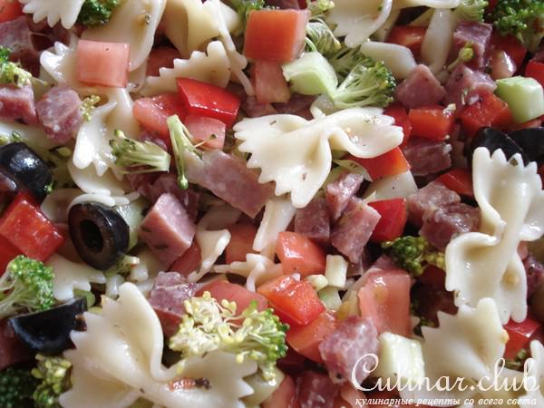 Итальянский салат с макаронами.