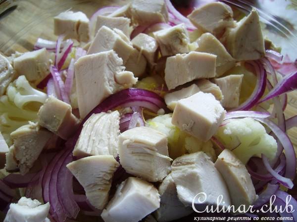 Летний салат из цветной капусты с курицей и пикантной заправкой.