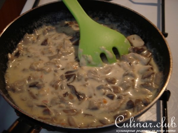 Салат из свеклы под сырно-грибным соусом
