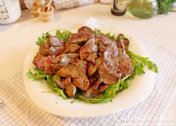 Салат из куриной печени с соевым соусом .