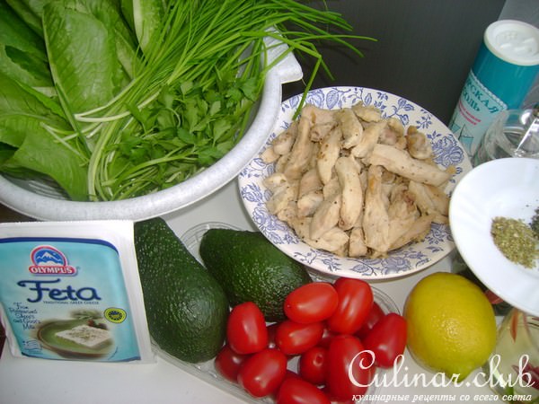 Греческий островной салат с курицей и авокадо