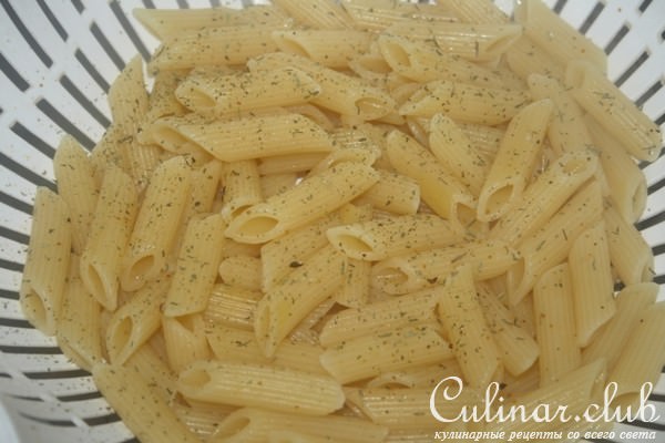 Салат с PENNE RIGATE, ветчиной, маслинами, яйцом и пикантной заправкой