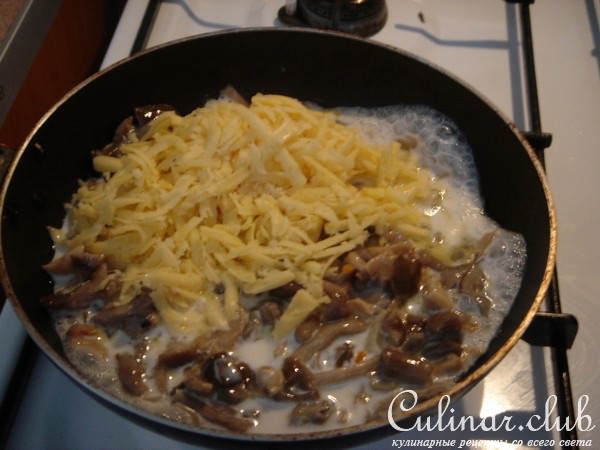 Салат из свеклы под сырно-грибным соусом
