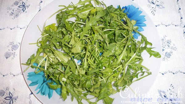 Теплый салат из руколы с помидорами