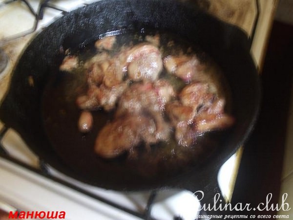Салат с куриной печенью и яйцом-пашот
