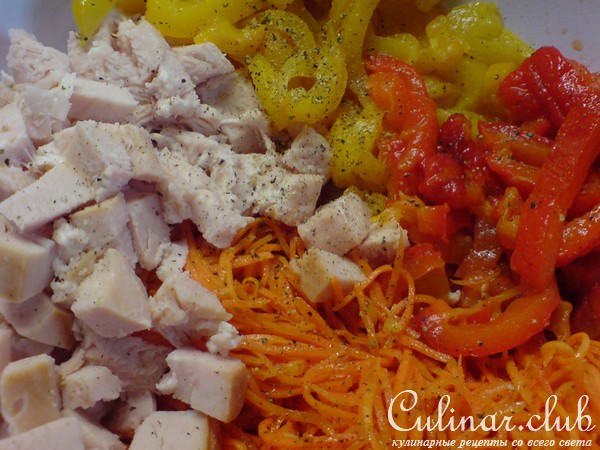 Салат из запечённого перца,"корейской" моркови и копчёной индейки. 