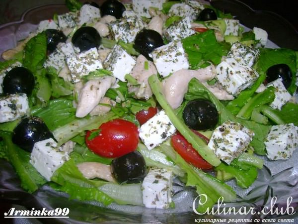 Греческий островной салат с курицей и авокадо