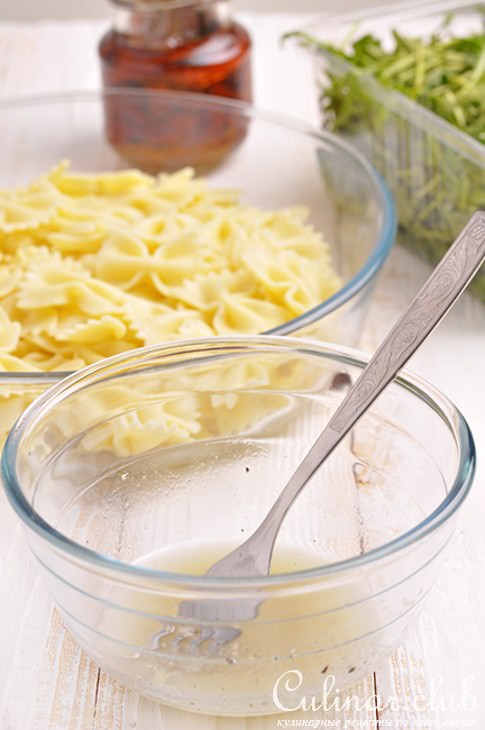 Салат-фарфалле с рукколой, козьим сыром и вялеными томатами с чесночным соусом.