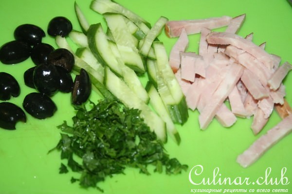 Салат с PENNE RIGATE, ветчиной, маслинами, яйцом и пикантной заправкой