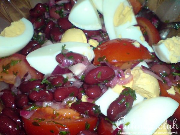 Салат из фасоли,помидоров и яиц