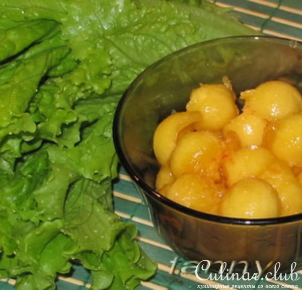 Салат из куриной печенки с персиком и жареным сыром