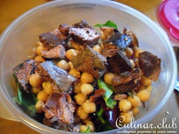 Салат с тунцом, нутом и перепелиными яйцами