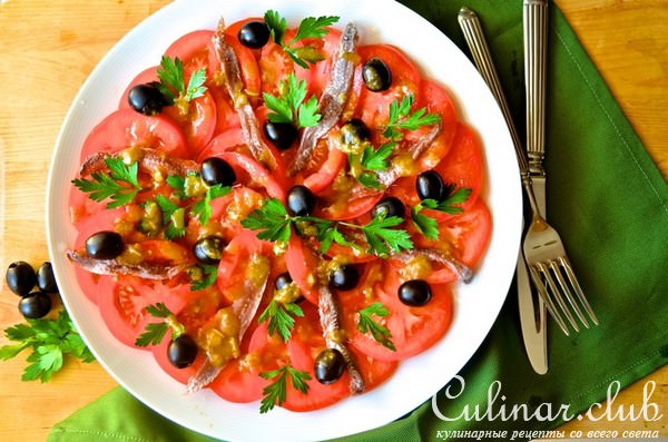 Салат с помидорами, анчоусами и маслинами (Ensalada de tomate con anchoas y olivas)