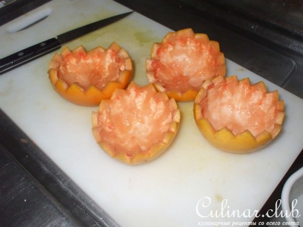 Салат с куриным филе и огурцами в апельсине