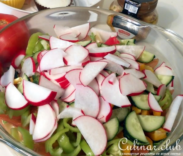 Салаты с карпаччо и осьминогами, а также две окрошки с ними же, и пара способов варки яиц-пашот