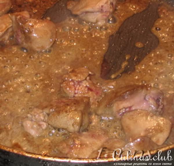 Салат из куриной печенки с персиком и жареным сыром