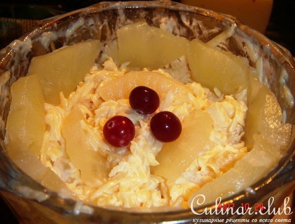 Салат сырный с ананасами