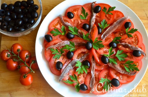 Салат с помидорами, анчоусами и маслинами (Ensalada de tomate con anchoas y olivas)