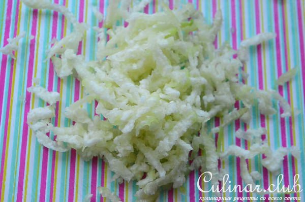 Салат с пастой, хурмой и зеленой редькой