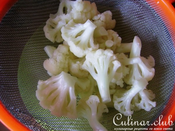 Летний салат из цветной капусты с курицей и пикантной заправкой.