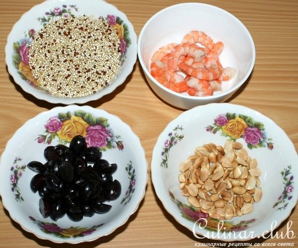 Салат из киноа с виноградом,арахисом и жареными креветками